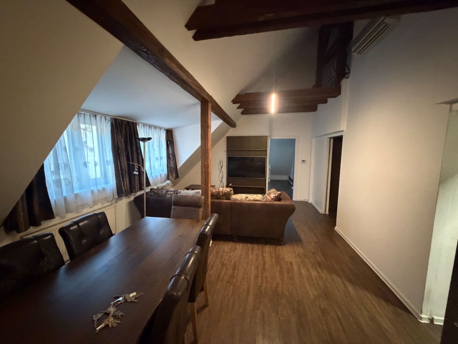 Prenájom bytu 4-izbový 146 m², Hradeckých, Praha, Praha Prenájom bytu 4-izbový 146 m², Hradeckých, Praha, Praha