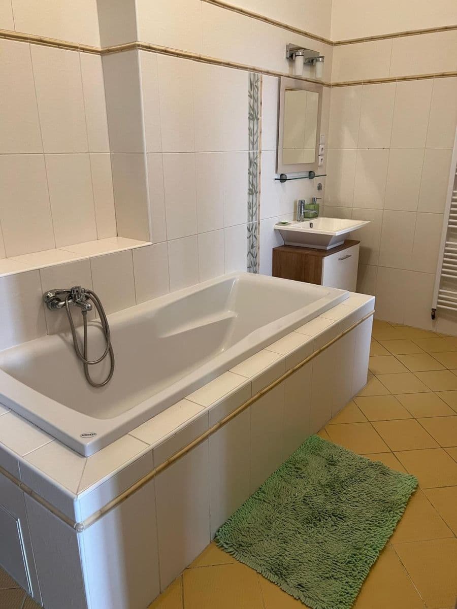 Prenájom bytu 3-izbový 96 m², Bořivojova, Praha, Praha Prenájom bytu 3-izbový 96 m², Bořivojova, Praha, Praha
