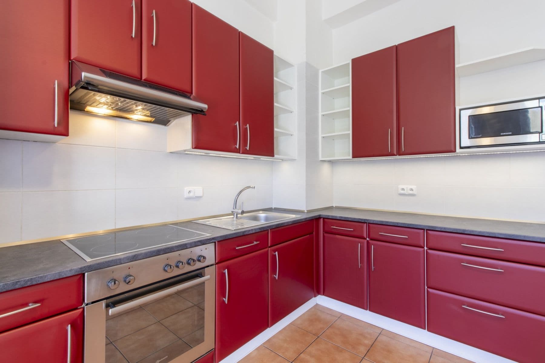 Prenájom bytu 1-izbový 55 m², 28. pluku, Praha, Praha Prenájom bytu 1-izbový 55 m², 28. pluku, Praha, Praha