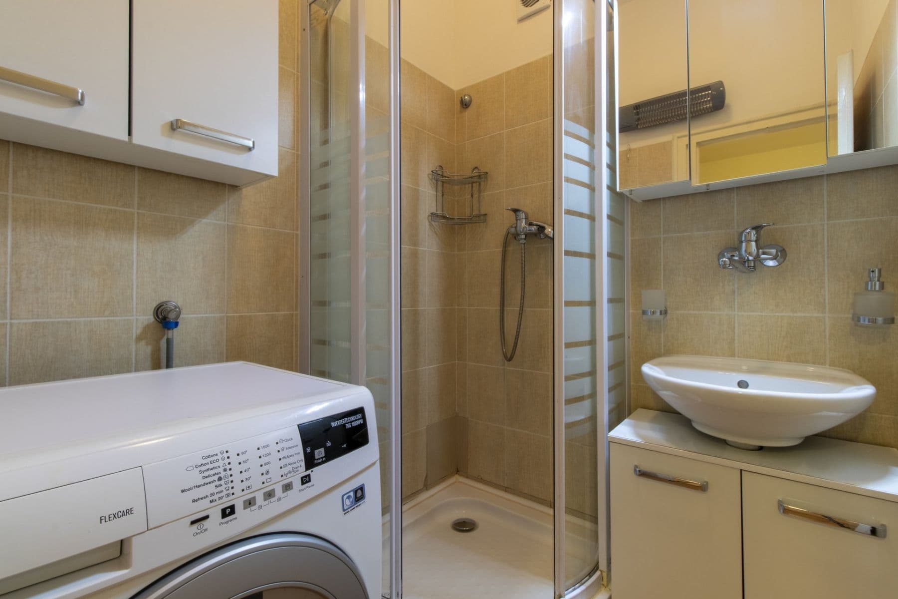 Prenájom bytu 1-izbový 55 m², 28. pluku, Praha, Praha Prenájom bytu 1-izbový 55 m², 28. pluku, Praha, Praha