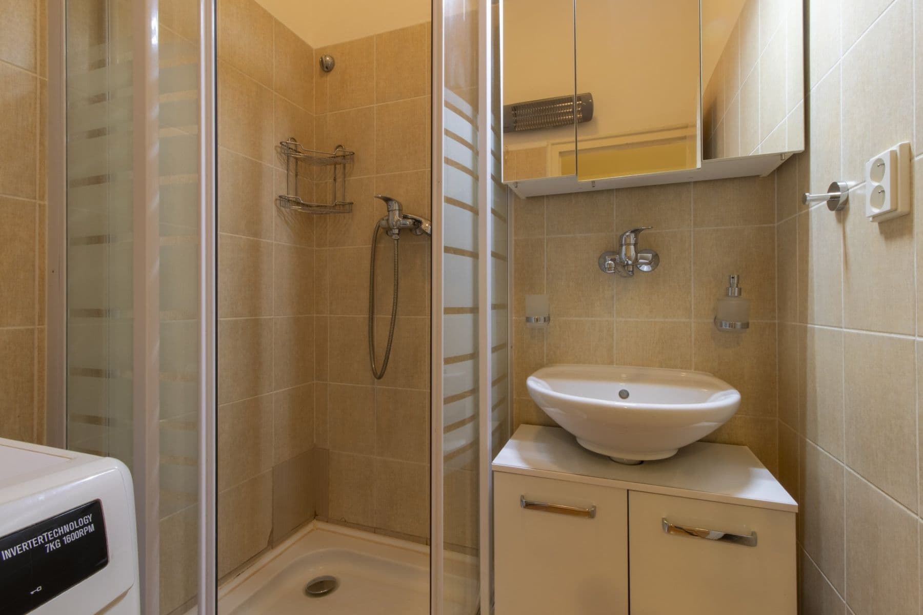 Prenájom bytu 1-izbový 55 m², 28. pluku, Praha, Praha Prenájom bytu 1-izbový 55 m², 28. pluku, Praha, Praha