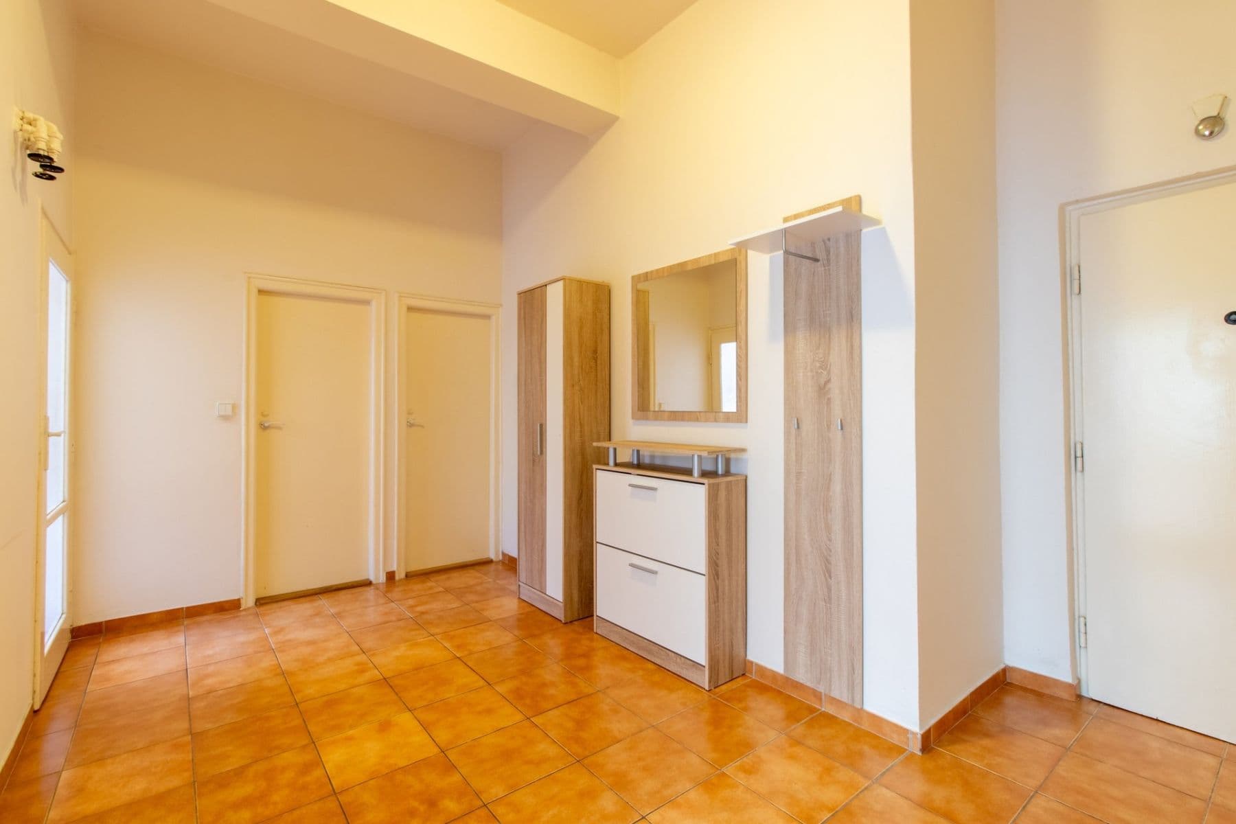 Prenájom bytu 1-izbový 55 m², 28. pluku, Praha, Praha Prenájom bytu 1-izbový 55 m², 28. pluku, Praha, Praha