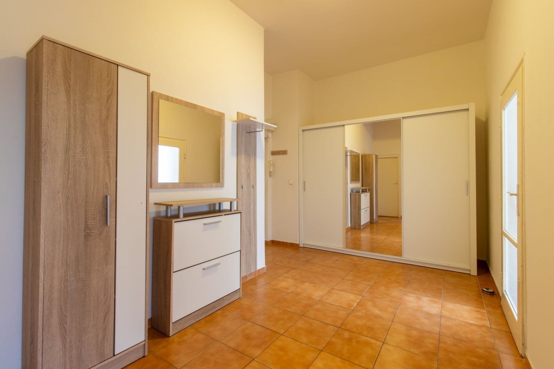 Prenájom bytu 1-izbový 55 m², 28. pluku, Praha, Praha Prenájom bytu 1-izbový 55 m², 28. pluku, Praha, Praha
