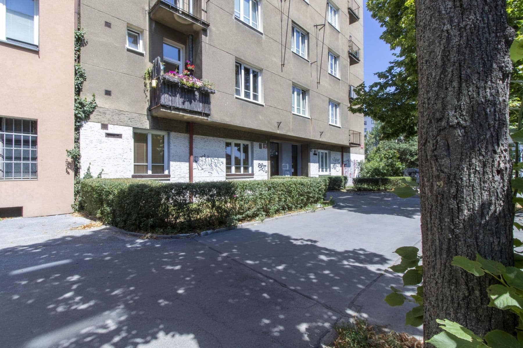 Prenájom bytu 1-izbový 55 m², 28. pluku, Praha, Praha Prenájom bytu 1-izbový 55 m², 28. pluku, Praha, Praha