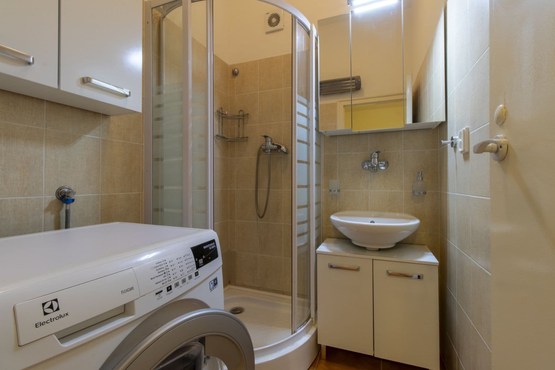 Prenájom bytu 1-izbový 55 m², 28. pluku, Praha, Praha Prenájom bytu 1-izbový 55 m², 28. pluku, Praha, Praha