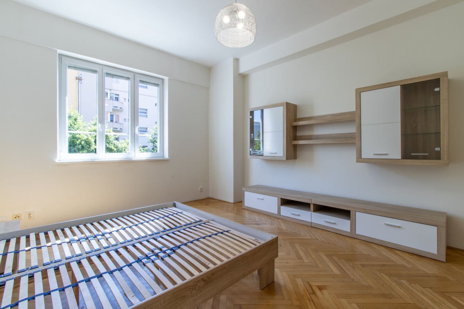 Prenájom bytu 1-izbový 55 m², 28. pluku, Praha, Praha Prenájom bytu 1-izbový 55 m², 28. pluku, Praha, Praha
