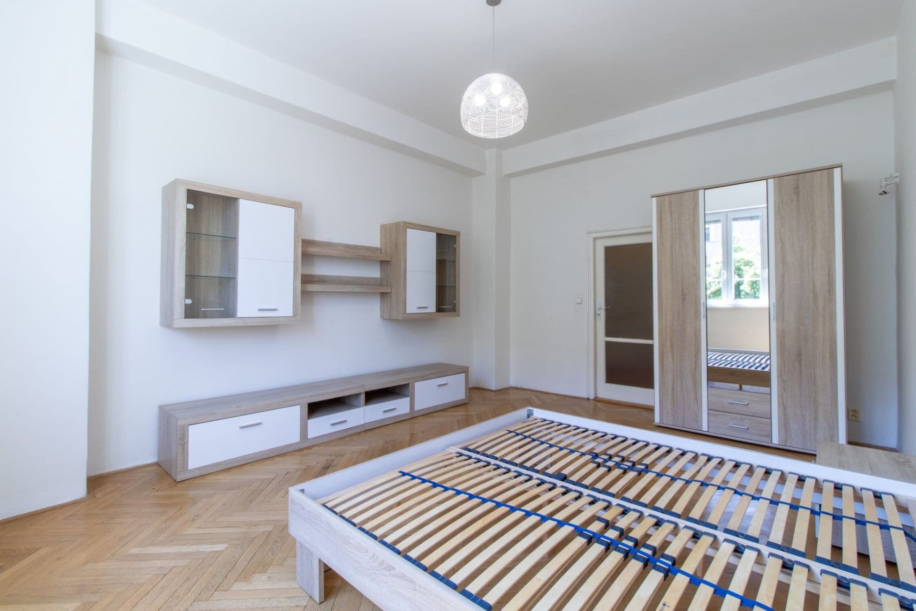 Prenájom bytu 1-izbový 55 m², 28. pluku, Praha, Praha Prenájom bytu 1-izbový 55 m², 28. pluku, Praha, Praha