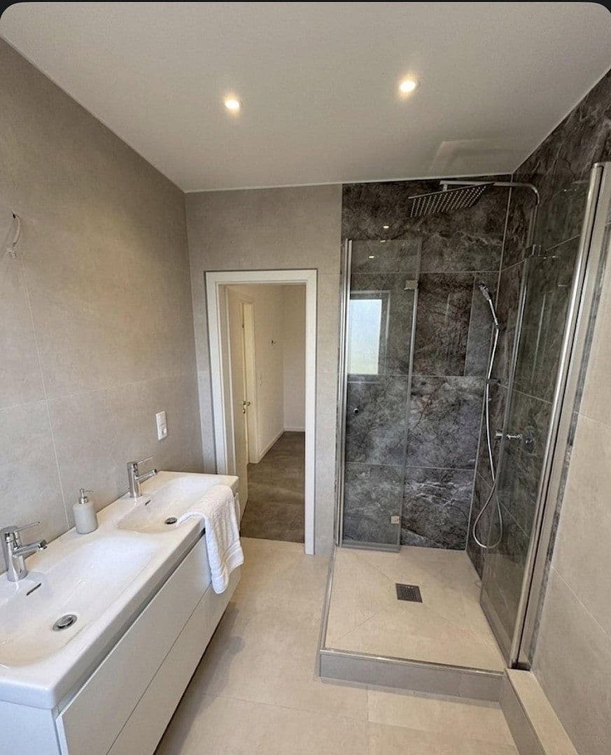Prenájom bytu 4-izbový 156 m², Koblenz, Porýnie-Falcko Prenájom bytu 4-izbový 156 m², Koblenz, Porýnie-Falcko