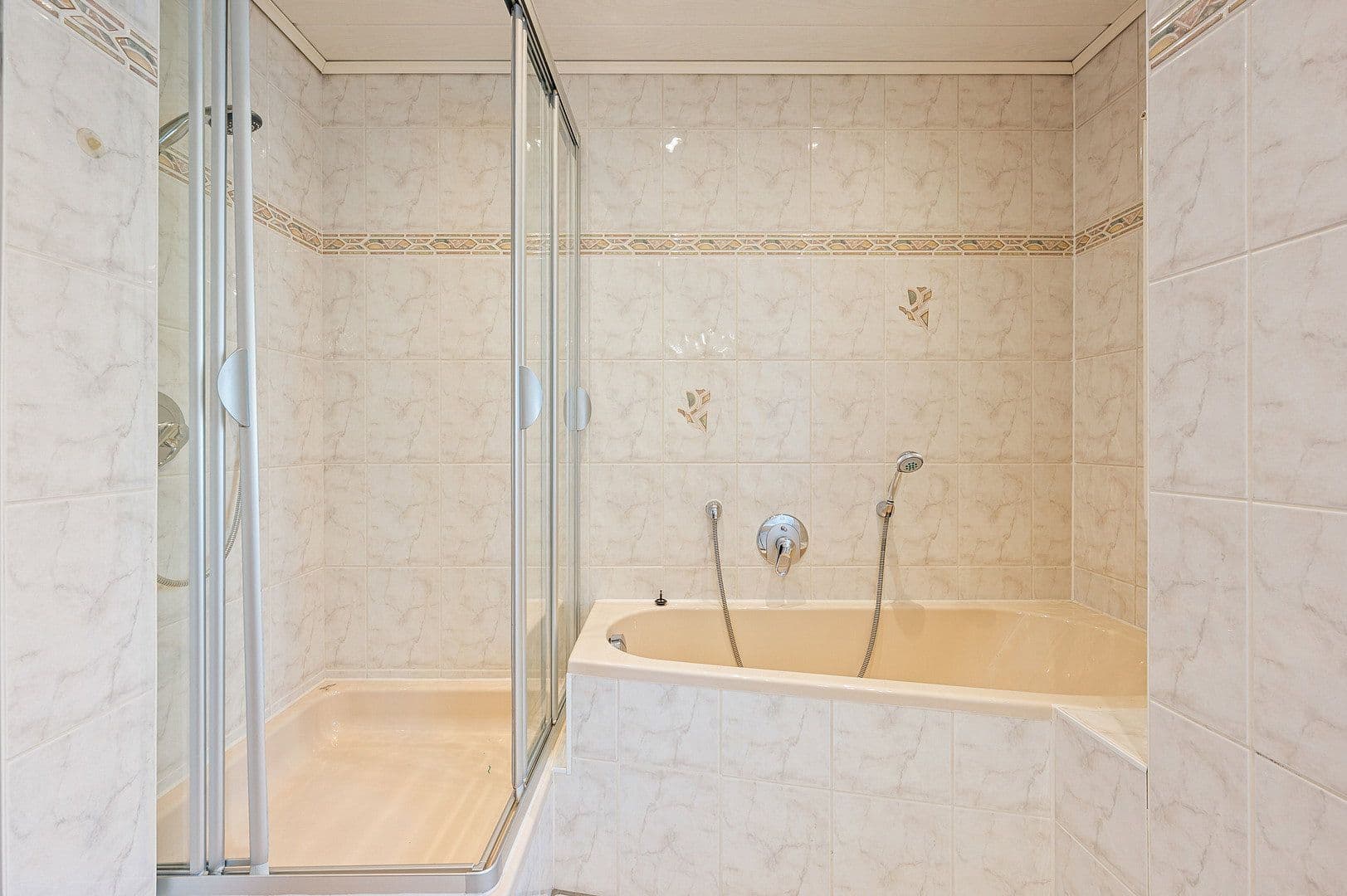 Predaj domu 213 m², pozemok 399 m², Königsteiner Straße 9, Eppstein, Hesensko Predaj domu 213 m², pozemok 399 m², Königsteiner Straße 9, Eppstein, Hesensko
