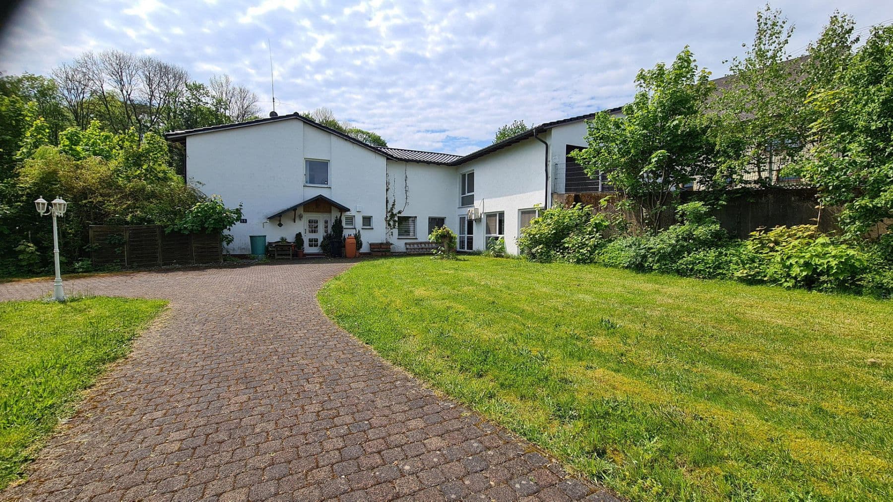 Predaj domu 450 m², pozemok 5.100 m², Weitefeld, Porýnie-Falcko Predaj domu 450 m², pozemok 5.100 m², Weitefeld, Porýnie-Falcko