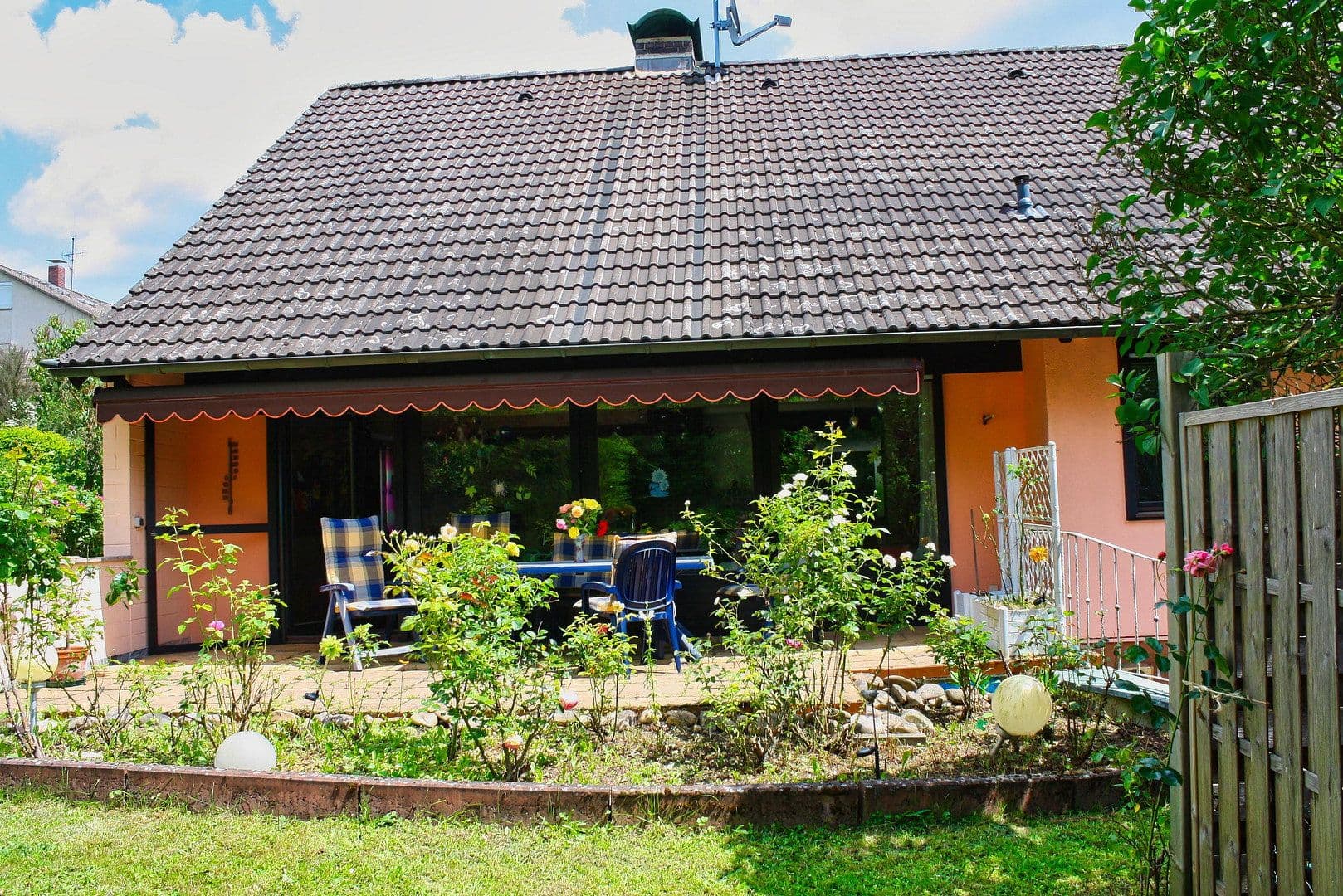 Predaj domu 245 m², pozemok 795 m², Niedernhausen, Hesensko Predaj domu 245 m², pozemok 795 m², Niedernhausen, Hesensko