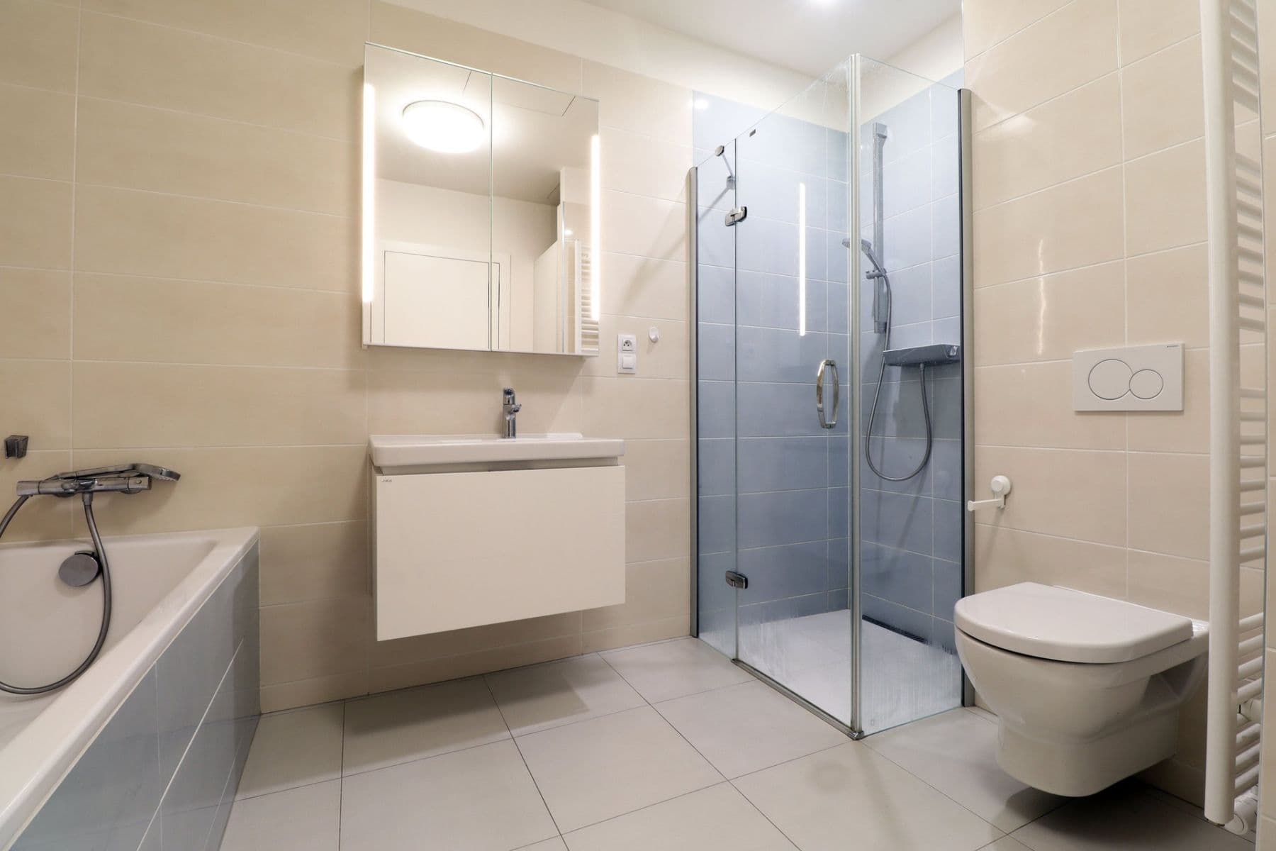 Prenájom bytu 4-izbový 123 m², Nikoly Tesly, Praha, Praha Prenájom bytu 4-izbový 123 m², Nikoly Tesly, Praha, Praha