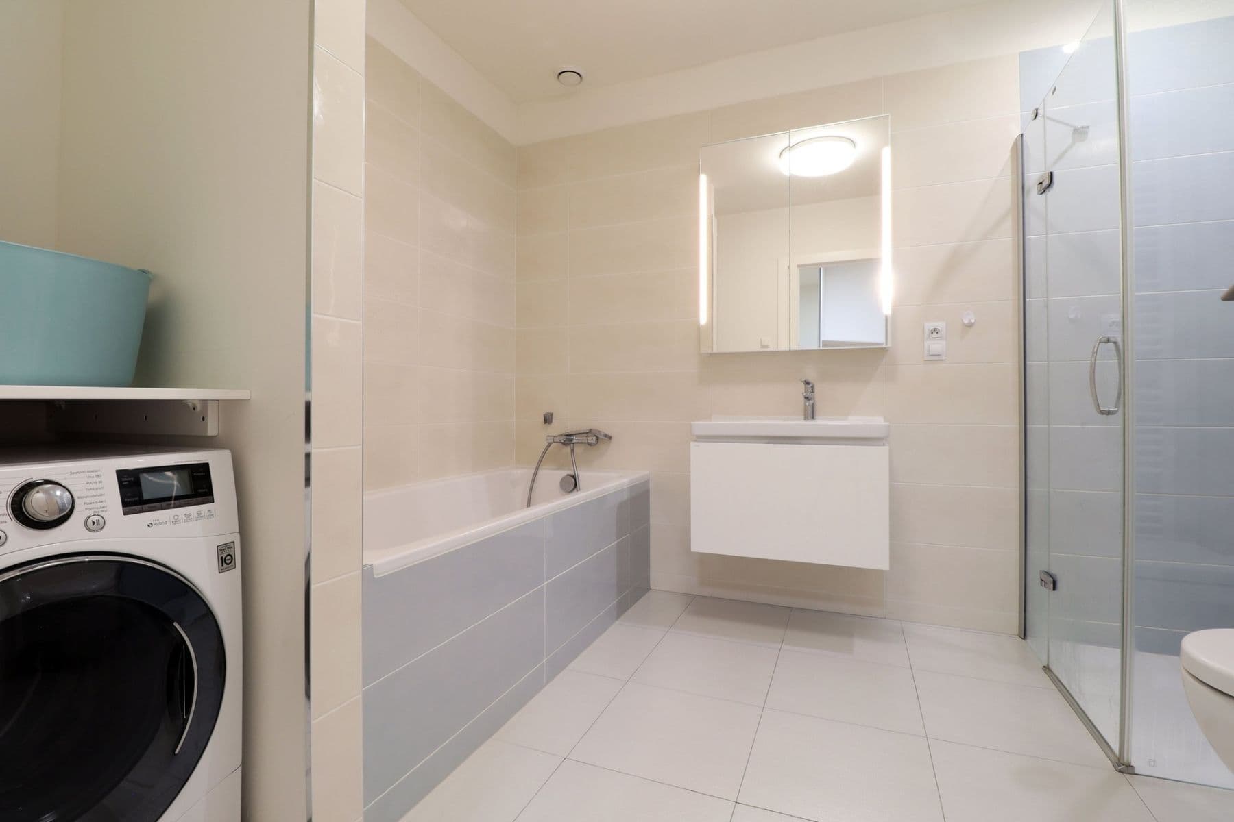 Prenájom bytu 4-izbový 123 m², Nikoly Tesly, Praha, Praha Prenájom bytu 4-izbový 123 m², Nikoly Tesly, Praha, Praha
