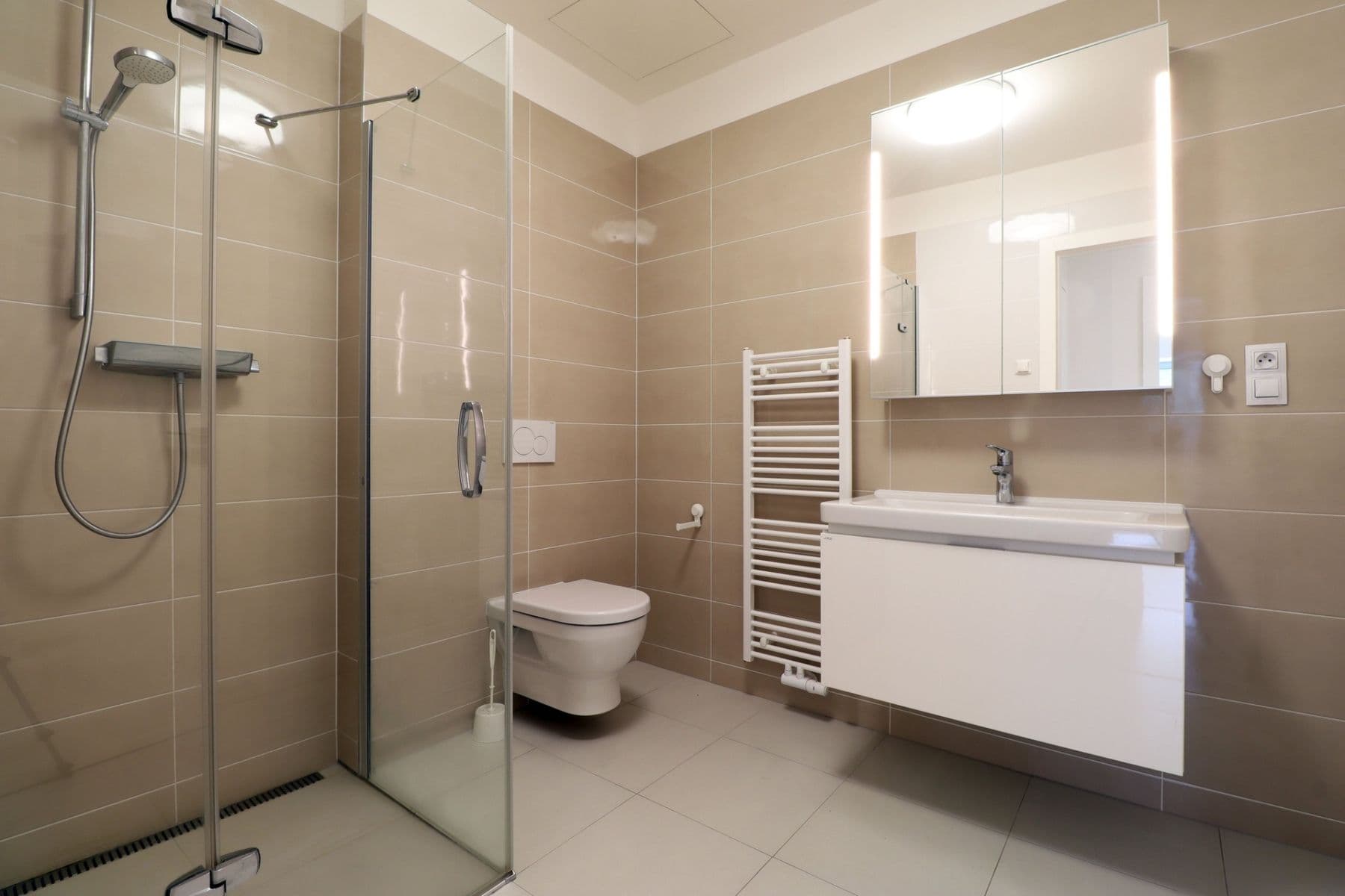 Prenájom bytu 4-izbový 123 m², Nikoly Tesly, Praha, Praha Prenájom bytu 4-izbový 123 m², Nikoly Tesly, Praha, Praha