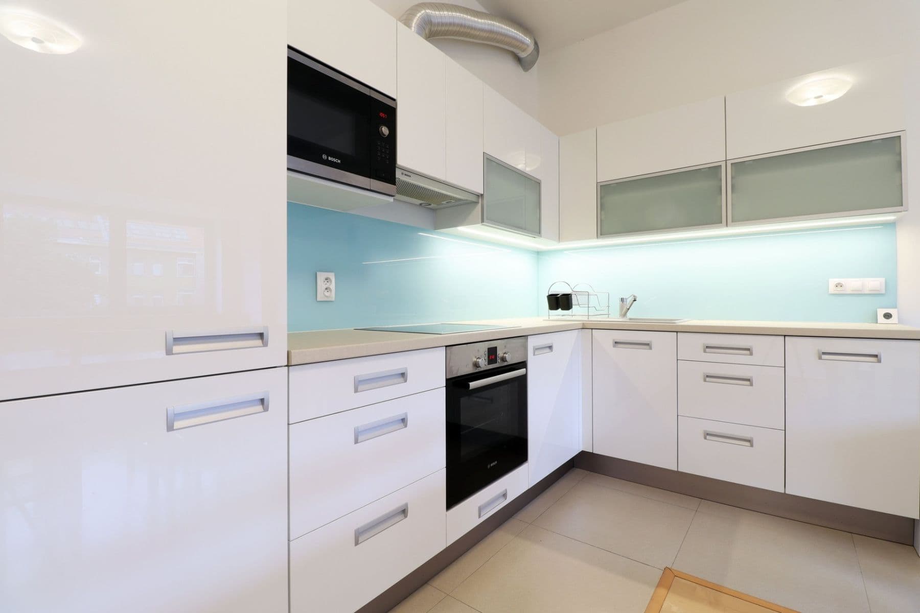 Prenájom bytu 4-izbový 123 m², Nikoly Tesly, Praha, Praha Prenájom bytu 4-izbový 123 m², Nikoly Tesly, Praha, Praha