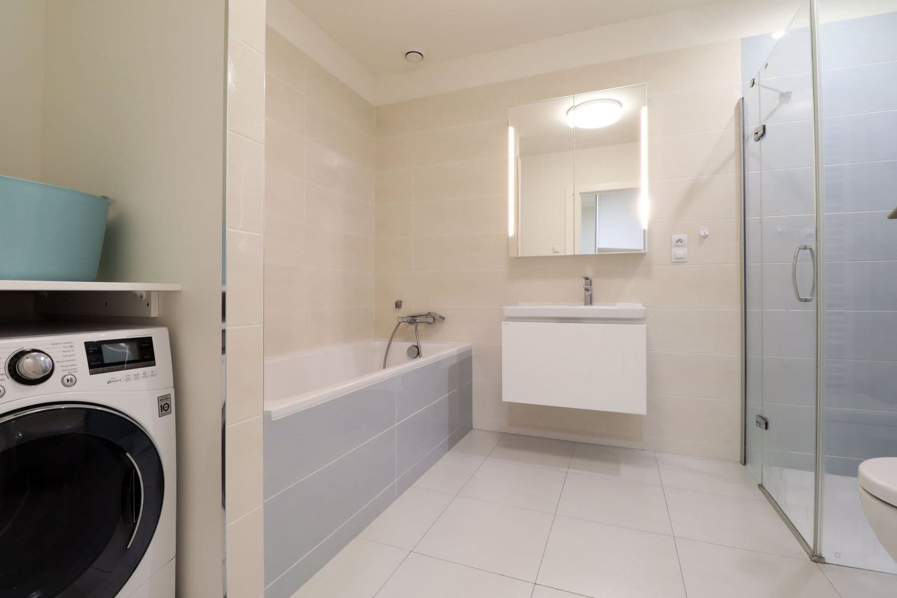 Prenájom bytu 4-izbový 123 m², Nikoly Tesly, Praha, Praha Prenájom bytu 4-izbový 123 m², Nikoly Tesly, Praha, Praha