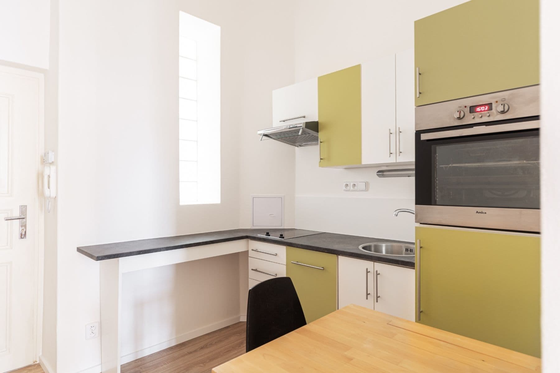 Prenájom bytu 1-izbový 45 m², Kamenická, Praha, Praha Prenájom bytu 1-izbový 45 m², Kamenická, Praha, Praha