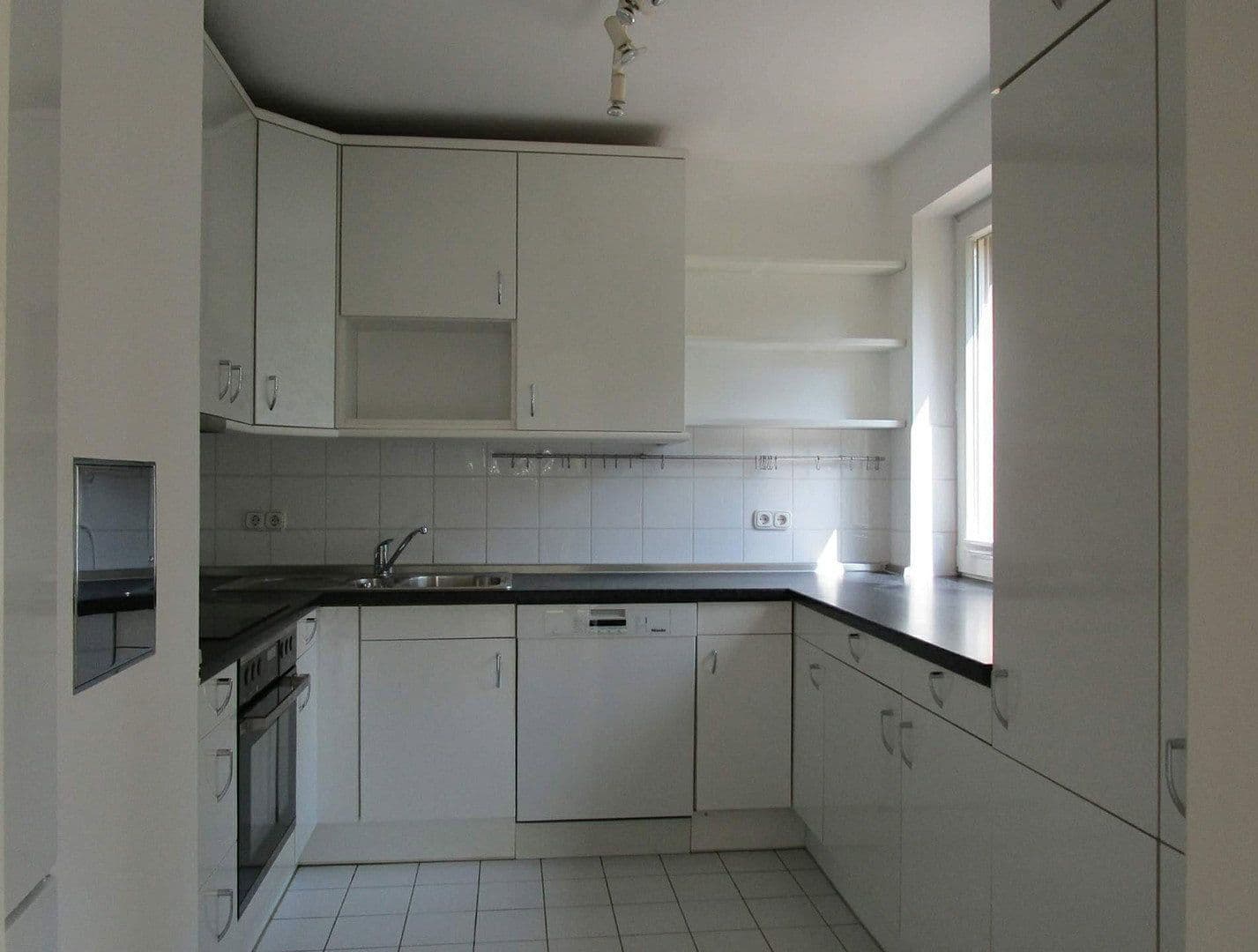 Prenájom bytu 4-izbový 148 m², Berlin, Berlín Prenájom bytu 4-izbový 148 m², Berlin, Berlín
