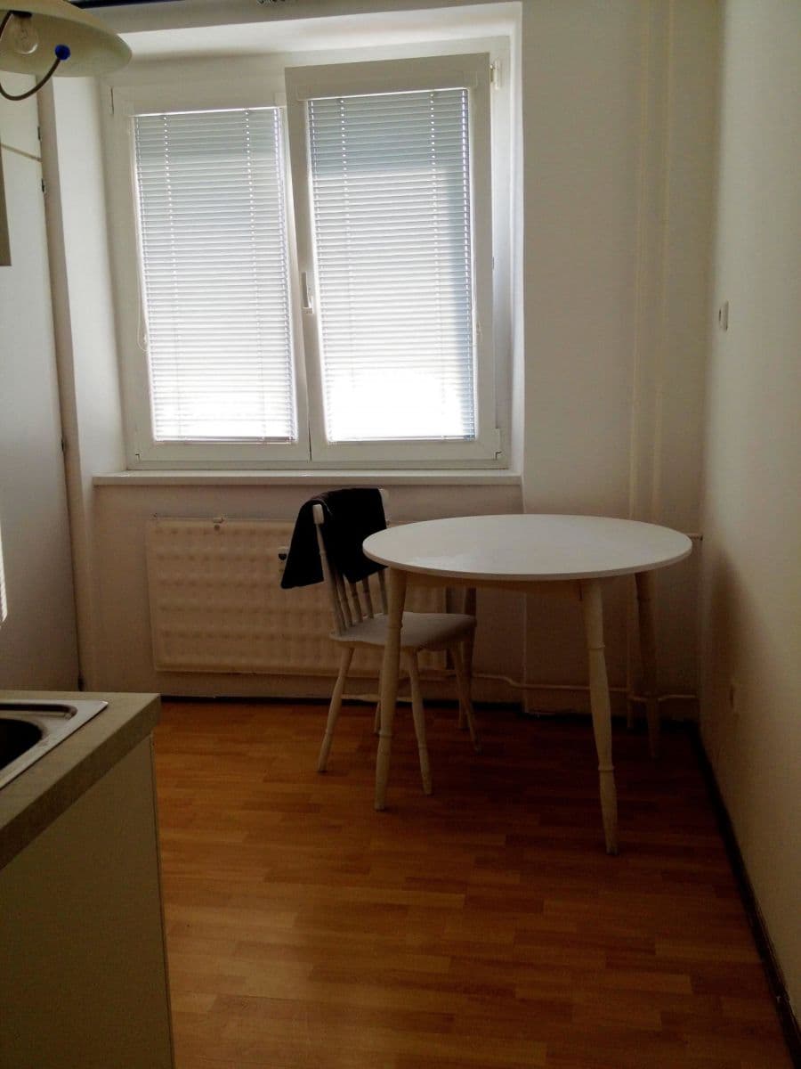 Prenájom bytu 1-izbový 39 m², Trenčianska, Ružinov, Bratislavský kraj Prenájom bytu 1-izbový 39 m², Trenčianska, Ružinov, Bratislavský kraj