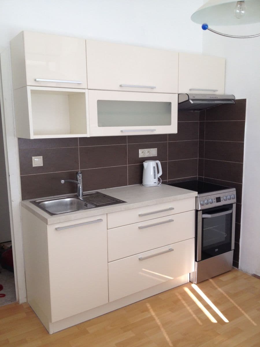Prenájom bytu 1-izbový 39 m², Trenčianska, Ružinov, Bratislavský kraj Prenájom bytu 1-izbový 39 m², Trenčianska, Ružinov, Bratislavský kraj