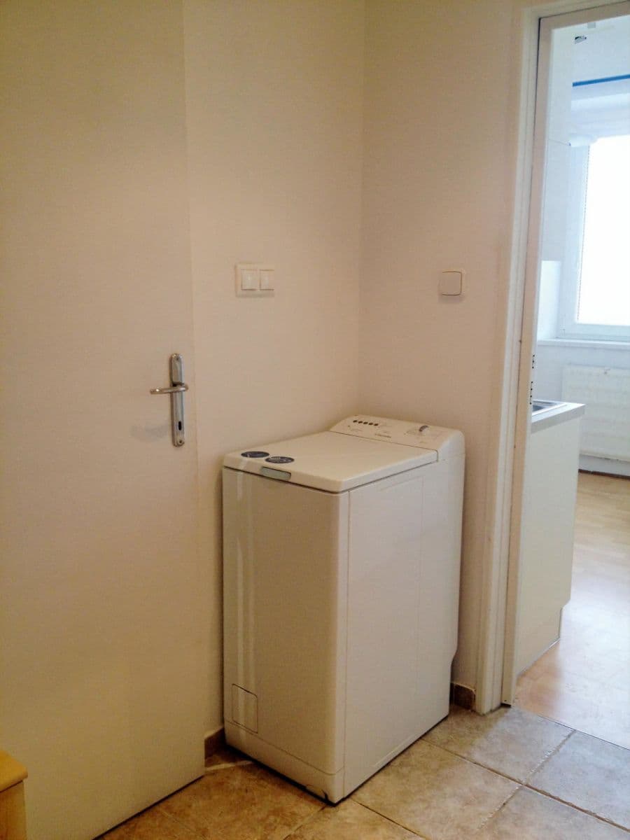 Prenájom bytu 1-izbový 39 m², Trenčianska, Ružinov, Bratislavský kraj Prenájom bytu 1-izbový 39 m², Trenčianska, Ružinov, Bratislavský kraj