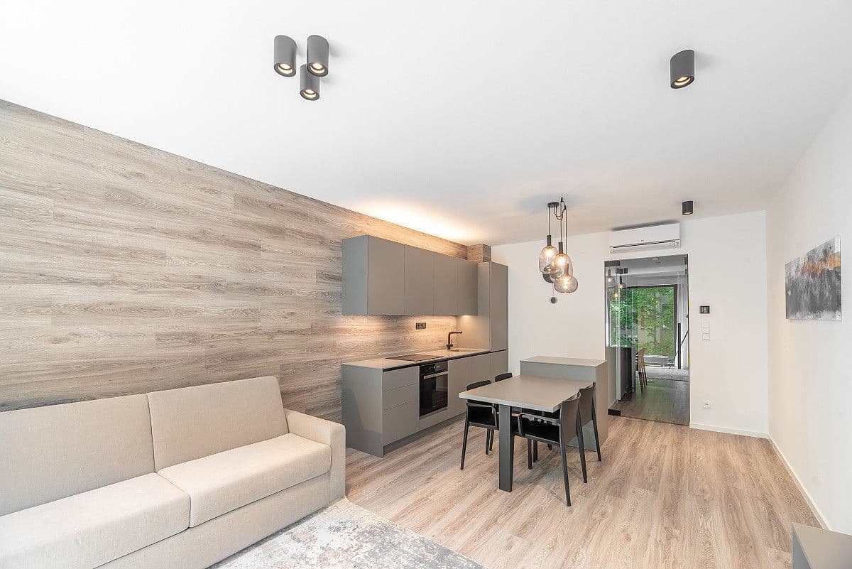 Prenájom bytu 1-izbový 37 m², Staropramenná, Praha, Praha Prenájom bytu 1-izbový 37 m², Staropramenná, Praha, Praha