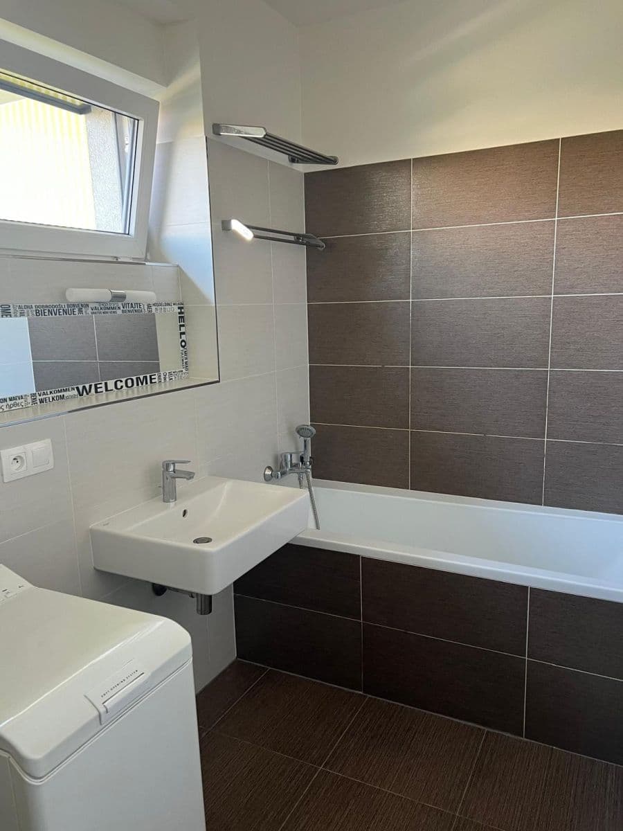 Prenájom bytu 1-izbový 42 m², Počernická, Praha, Praha Prenájom bytu 1-izbový 42 m², Počernická, Praha, Praha