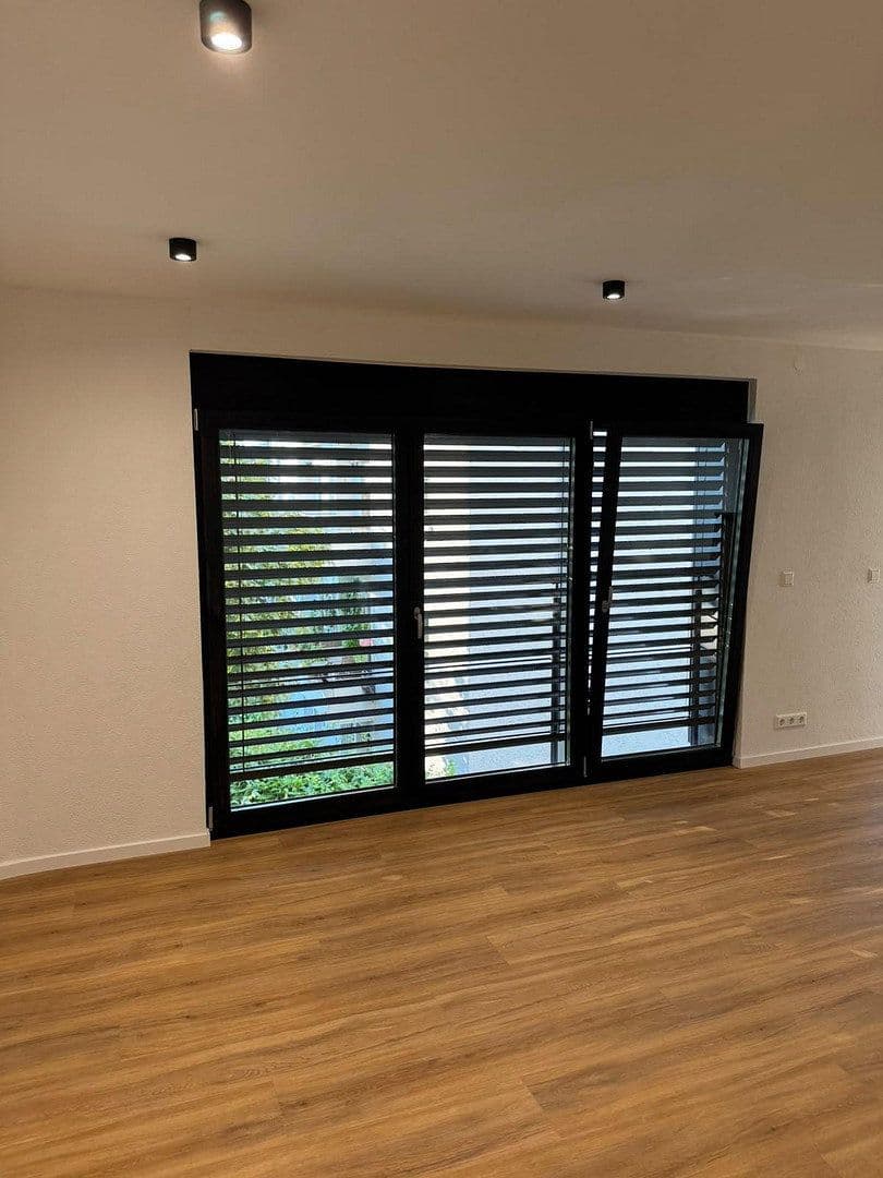 Prenájom bytu 2-izbový 65 m², Stuttgart, Bádensko-Wurttembersko Prenájom bytu 2-izbový 65 m², Stuttgart, Bádensko-Wurttembersko