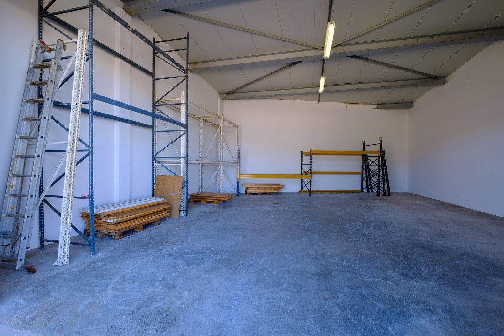 Prenájom nebytového priestoru 1.700 m², Daimlerstr. 31, Waldshut-Tiengen, Bádensko-Wurttembersko Prenájom nebytového priestoru 1.700 m², Daimlerstr. 31, Waldshut-Tiengen, Bádensko-Wurttembersko