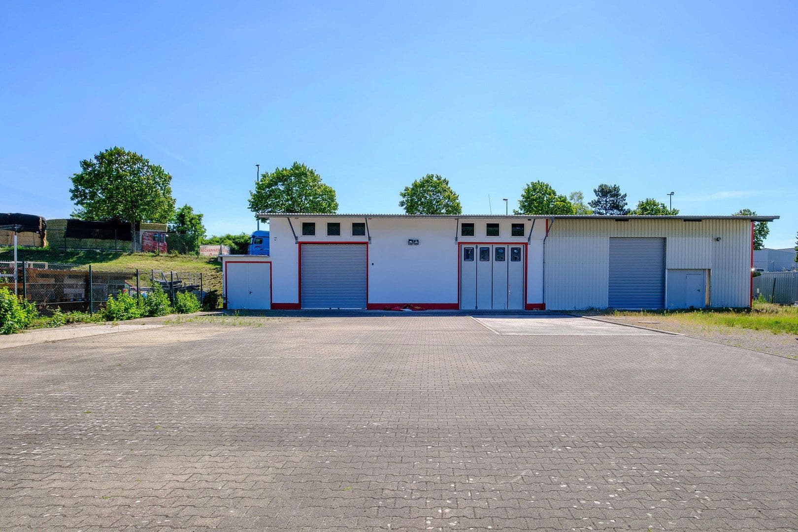 Prenájom nebytového priestoru 1.700 m², Daimlerstr. 31, Waldshut-Tiengen, Bádensko-Wurttembersko Prenájom nebytového priestoru 1.700 m², Daimlerstr. 31, Waldshut-Tiengen, Bádensko-Wurttembersko