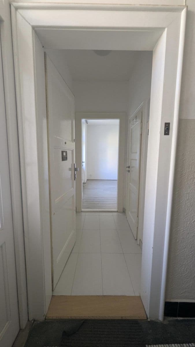 Prenájom bytu 1-izbový 30 m², Jaurisova, Praha, Praha Prenájom bytu 1-izbový 30 m², Jaurisova, Praha, Praha