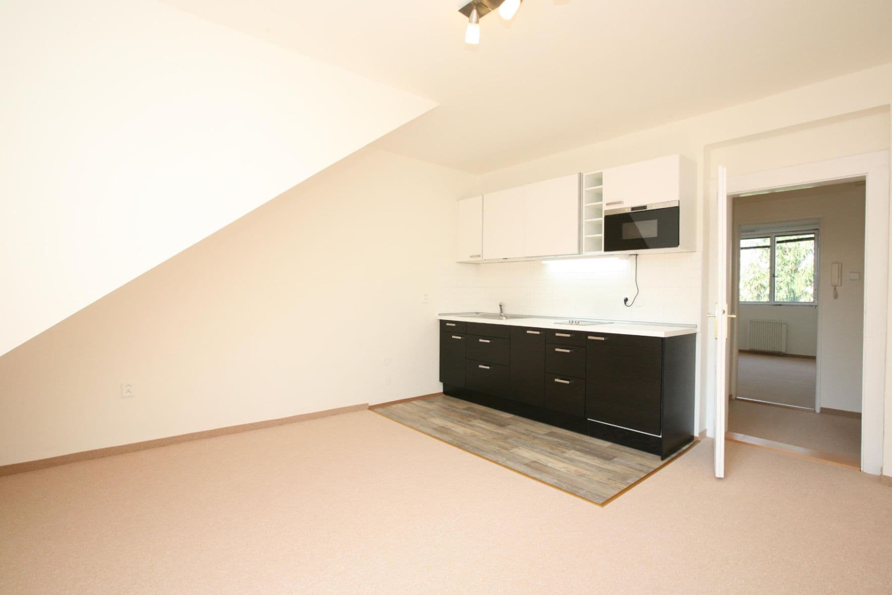 Prenájom bytu 1-izbový 30 m², Služská, Praha, Praha Prenájom bytu 1-izbový 30 m², Služská, Praha, Praha