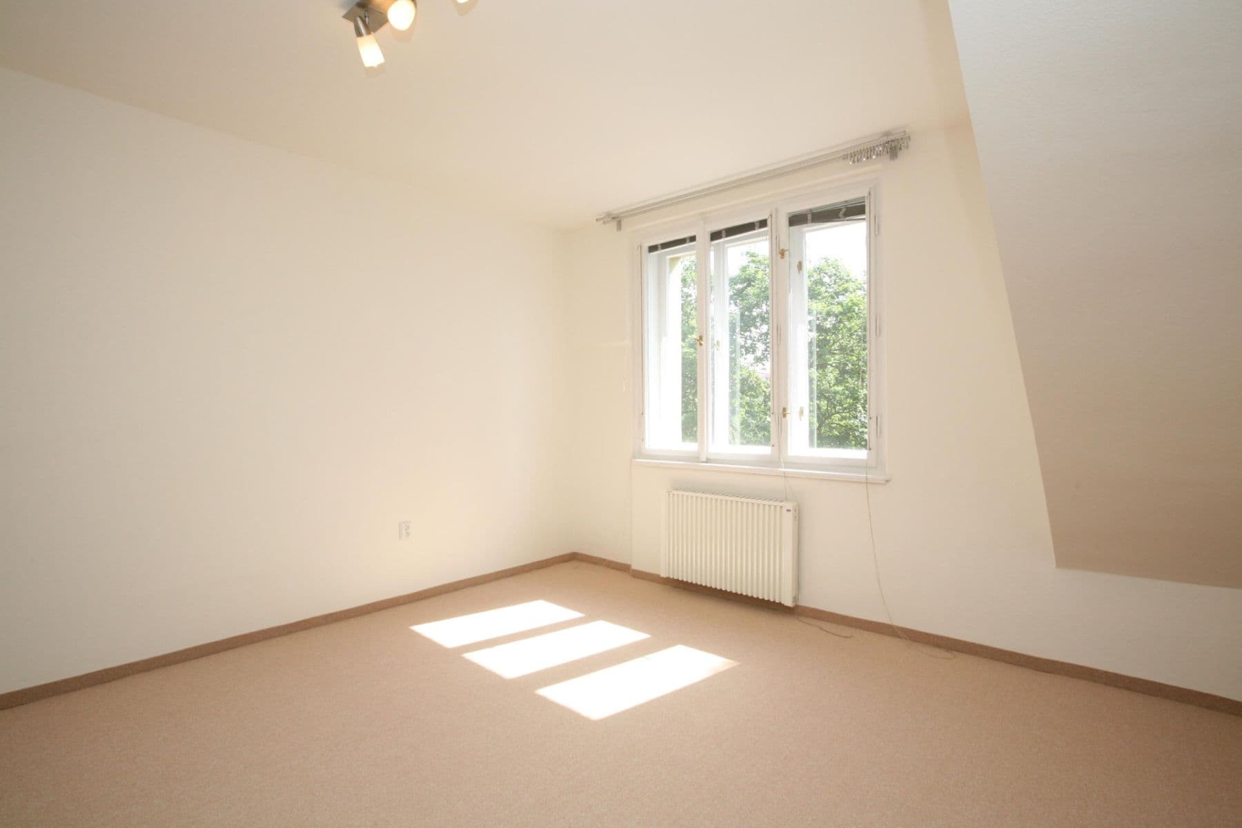 Prenájom bytu 1-izbový 30 m², Služská, Praha, Praha Prenájom bytu 1-izbový 30 m², Služská, Praha, Praha