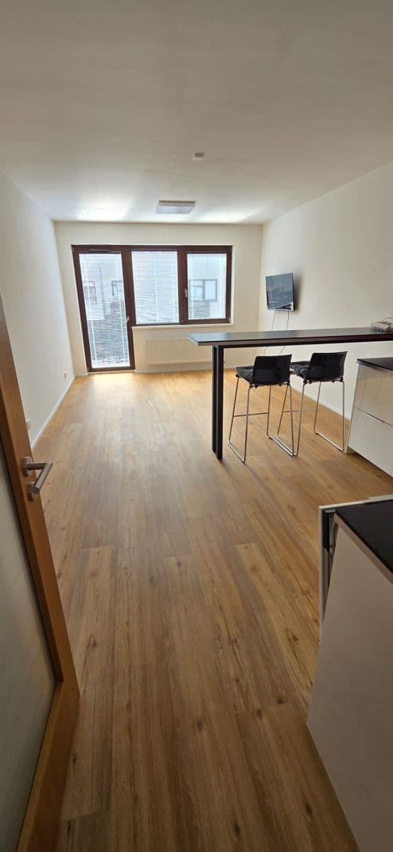 Prenájom bytu 1-izbový 38 m², Za Pískovnou, Praha, Praha Prenájom bytu 1-izbový 38 m², Za Pískovnou, Praha, Praha