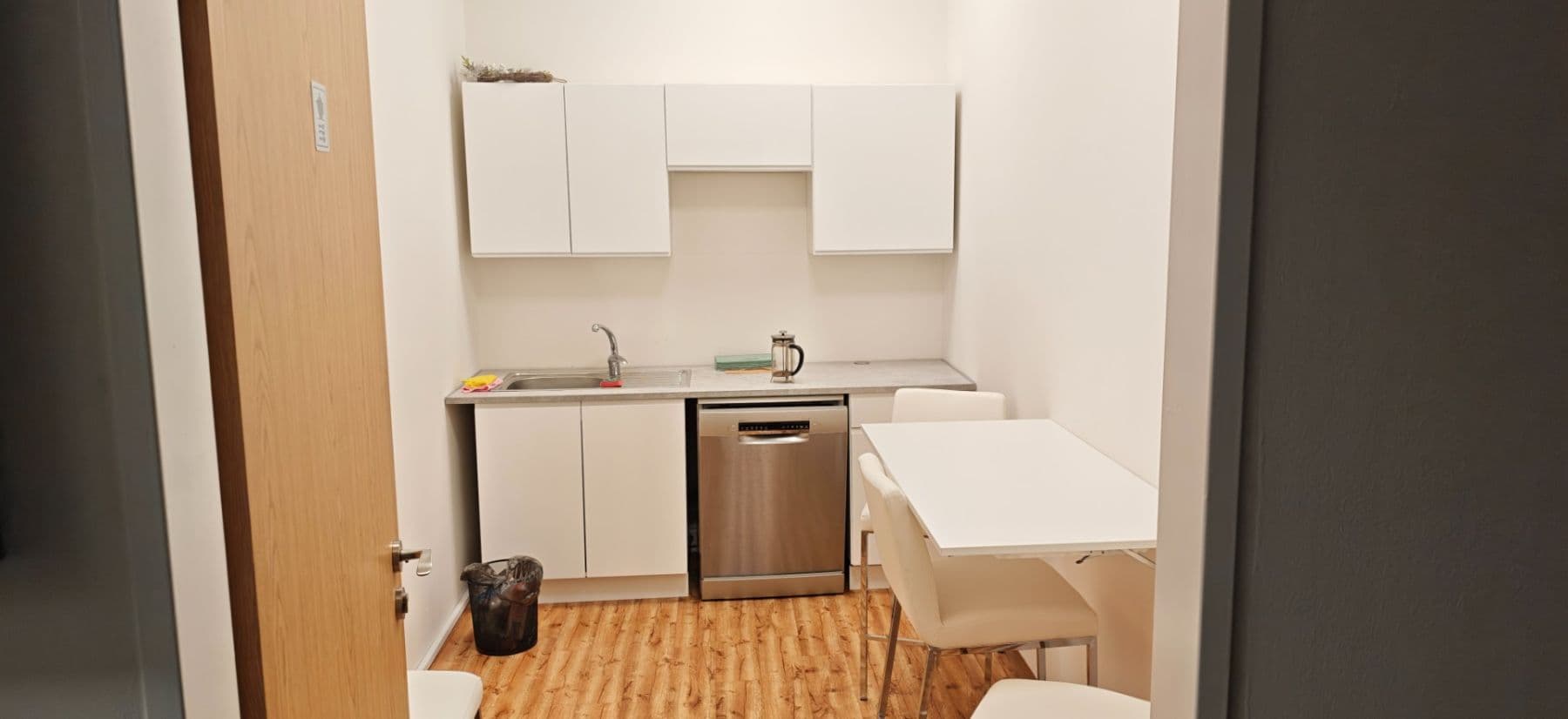 Prenájom kancelárie 590 m², Přátelství, Praha, Praha Prenájom kancelárie 590 m², Přátelství, Praha, Praha