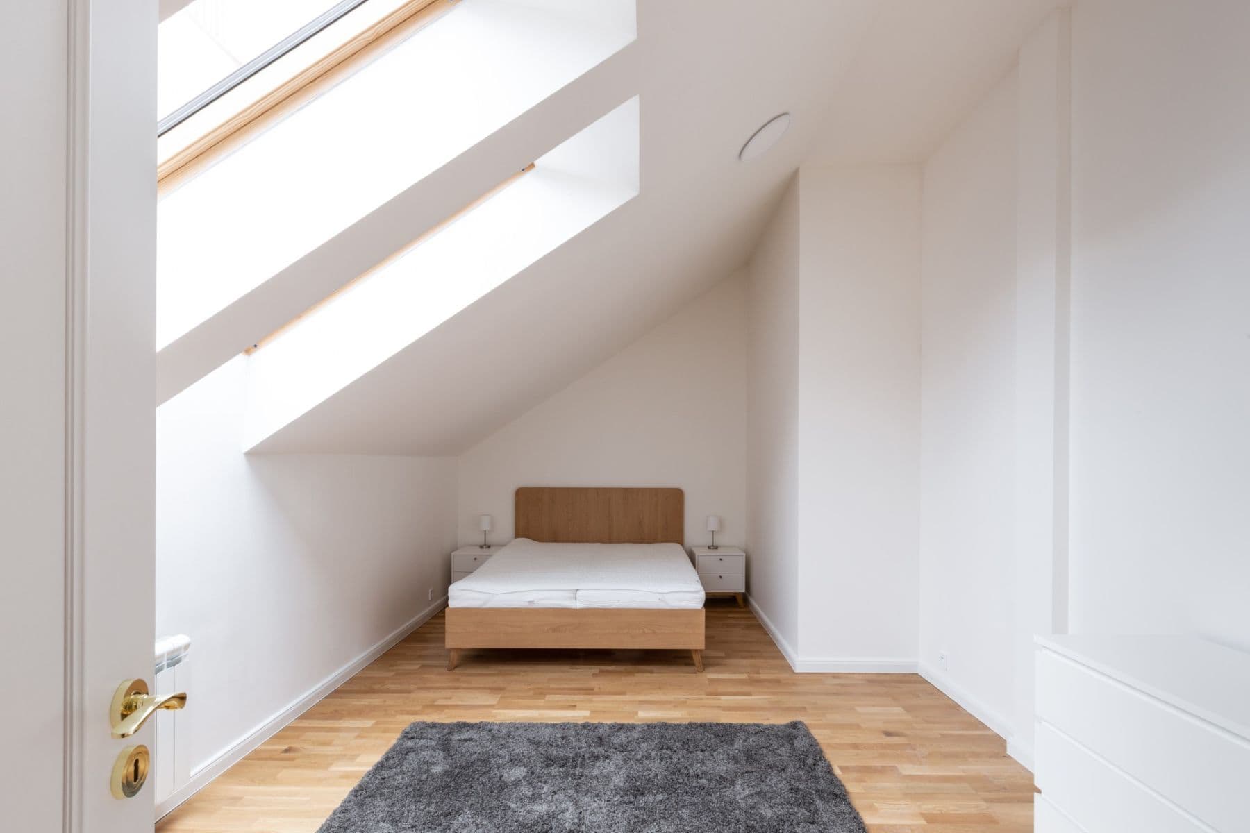 Prenájom bytu 2-izbový 70 m², Varšavská, Praha, Praha Prenájom bytu 2-izbový 70 m², Varšavská, Praha, Praha