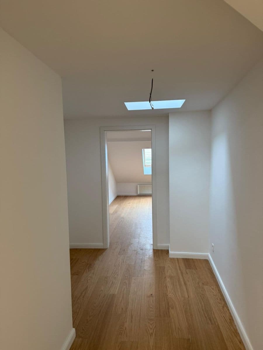 Prenájom bytu 2-izbový 82 m², Korunní, Praha, Praha Prenájom bytu 2-izbový 82 m², Korunní, Praha, Praha