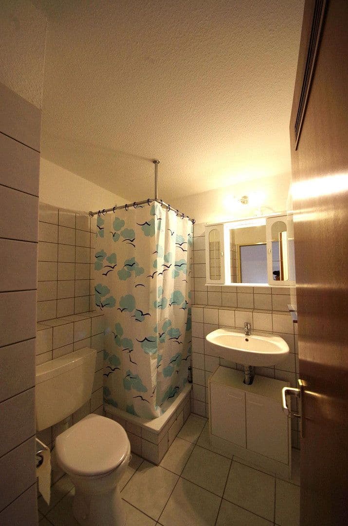 Prenájom bytu 2-izbový 32 m², Himmelgeisterstr. 85, Düsseldorf, Severné Porýnie - Westfálsko Prenájom bytu 2-izbový 32 m², Himmelgeisterstr. 85, Düsseldorf, Severné Porýnie - Westfálsko