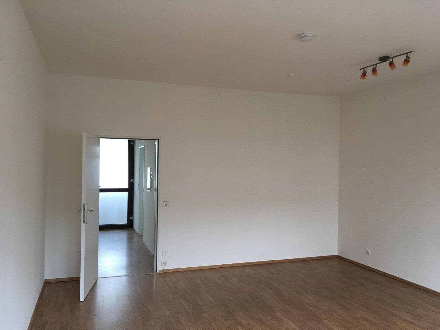 Prenájom bytu 1-izbový 45 m², Monschauer Str. 13, Düsseldorf, Severné Porýnie - Westfálsko Prenájom bytu 1-izbový 45 m², Monschauer Str. 13, Düsseldorf, Severné Porýnie - Westfálsko