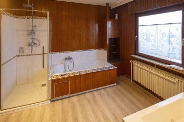 Predaj domu 260 m², pozemok 2.258 m², Gundelsheim, Bádensko-Wurttembersko Predaj domu 260 m², pozemok 2.258 m², Gundelsheim, Bádensko-Wurttembersko