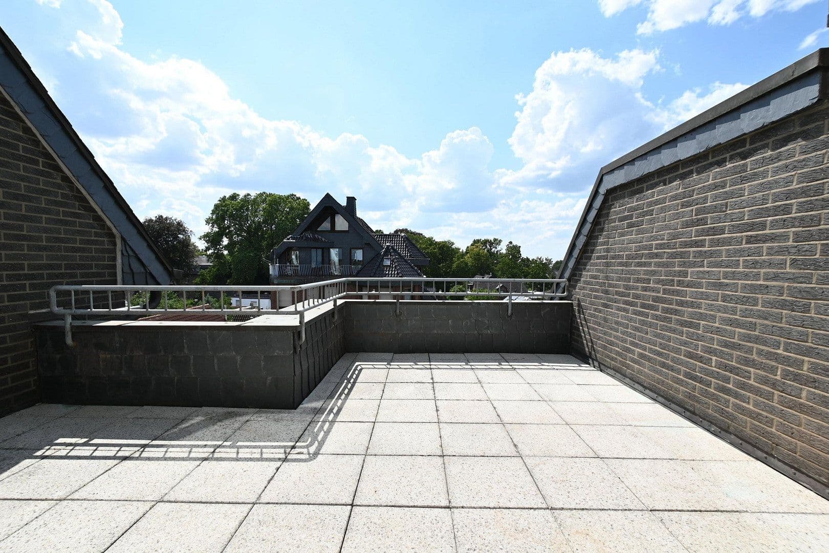 Prenájom bytu 3-izbový 110 m², Frankfurter Str. 214, Köln, Severné Porýnie - Westfálsko Prenájom bytu 3-izbový 110 m², Frankfurter Str. 214, Köln, Severné Porýnie - Westfálsko