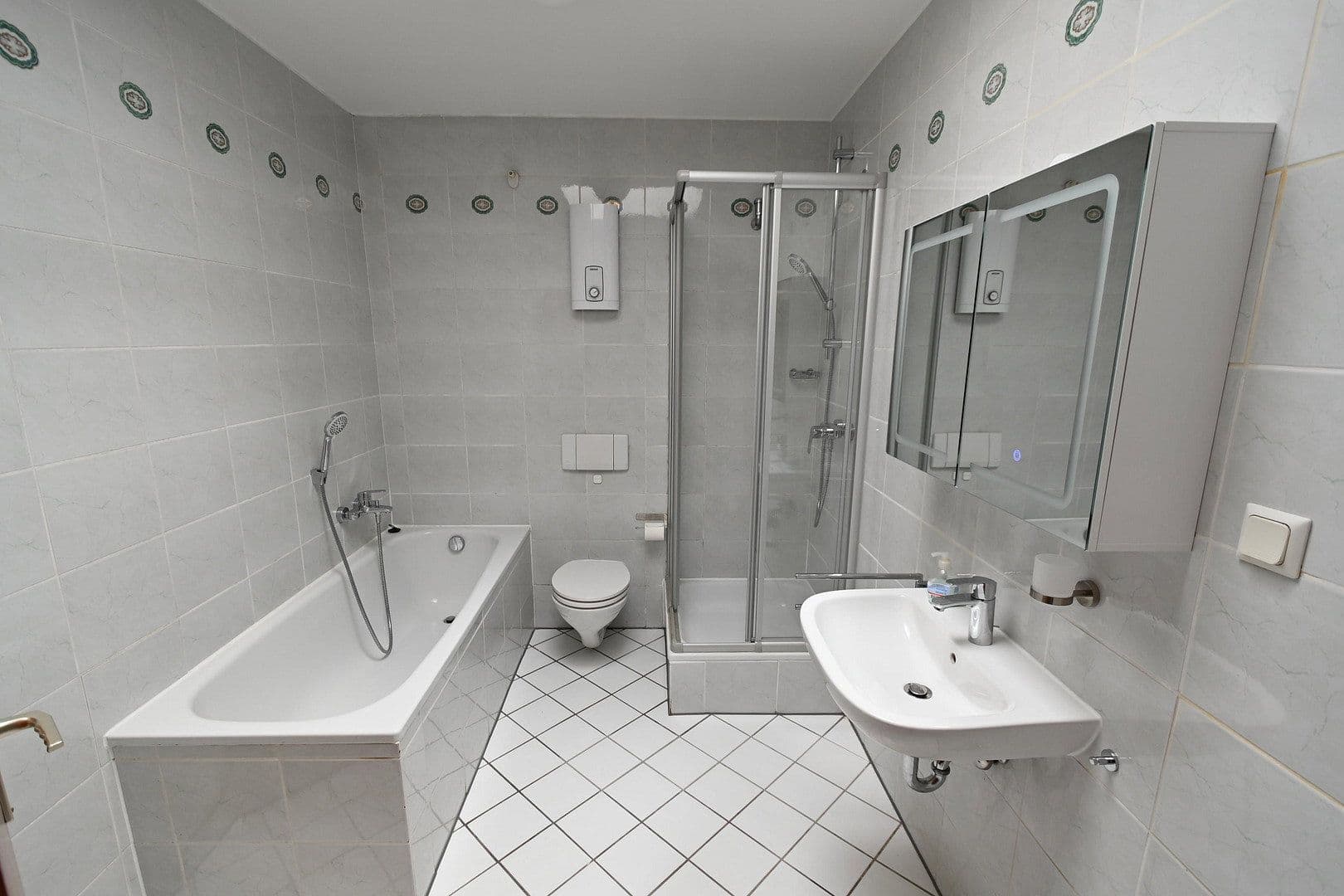Prenájom bytu 3-izbový 110 m², Frankfurter Str. 214, Köln, Severné Porýnie - Westfálsko Prenájom bytu 3-izbový 110 m², Frankfurter Str. 214, Köln, Severné Porýnie - Westfálsko