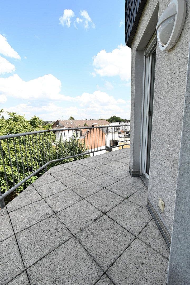 Prenájom bytu 3-izbový 110 m², Frankfurter Str. 214, Köln, Severné Porýnie - Westfálsko Prenájom bytu 3-izbový 110 m², Frankfurter Str. 214, Köln, Severné Porýnie - Westfálsko