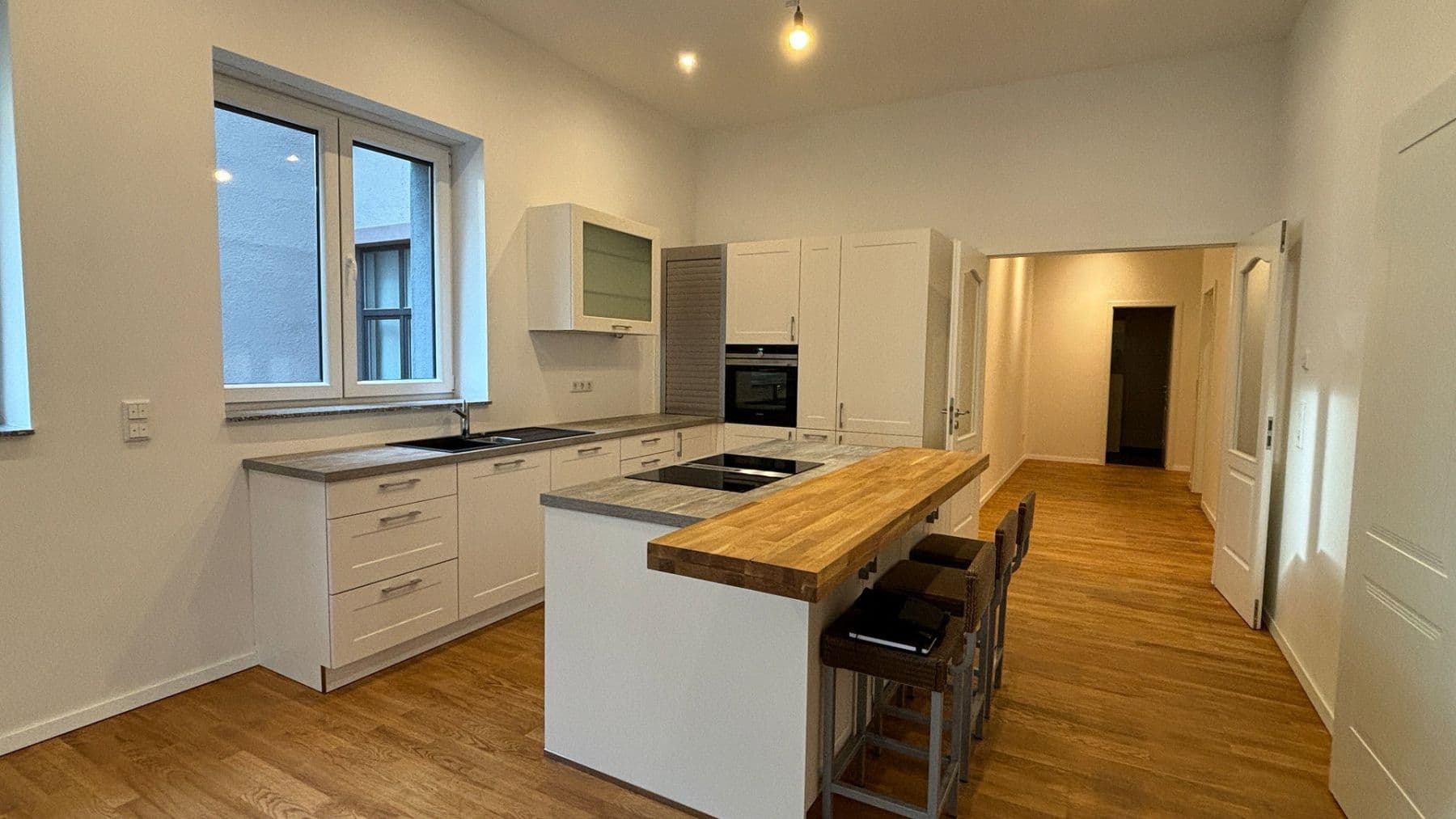 Prenájom bytu 3-izbový 114 m², Frankfurt am Main, Hesensko Prenájom bytu 3-izbový 114 m², Frankfurt am Main, Hesensko