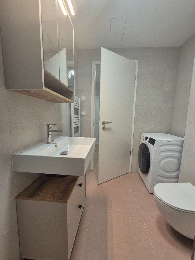 Prenájom bytu 1-izbový 38 m², Mezitraťová, Praha, Praha Prenájom bytu 1-izbový 38 m², Mezitraťová, Praha, Praha