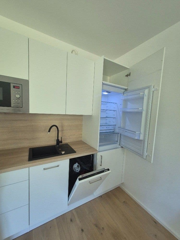 Prenájom bytu 1-izbový 38 m², Mezitraťová, Praha, Praha Prenájom bytu 1-izbový 38 m², Mezitraťová, Praha, Praha