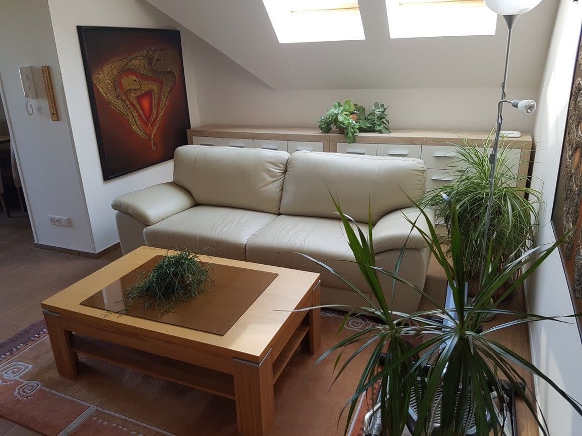 Prenájom bytu 3-izbový 102 m², Mezouň, Středočeský kraj Prenájom bytu 3-izbový 102 m², Mezouň, Středočeský kraj