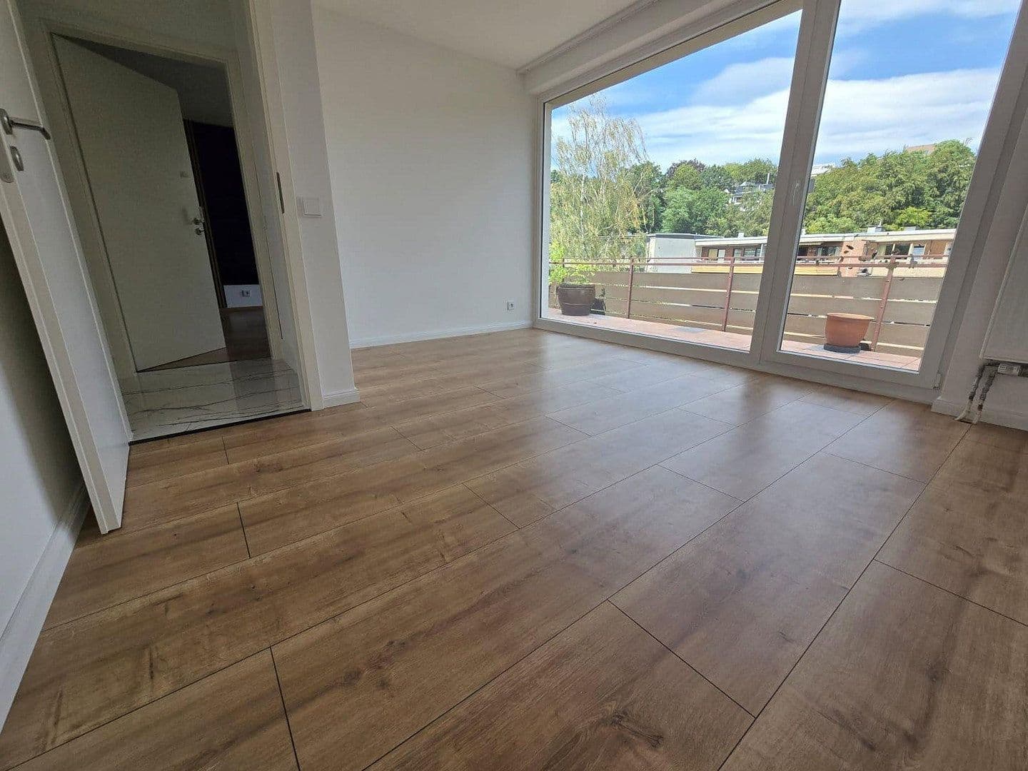 Prenájom bytu 3-izbový 93 m², Düsseldorf, Severné Porýnie - Westfálsko Prenájom bytu 3-izbový 93 m², Düsseldorf, Severné Porýnie - Westfálsko