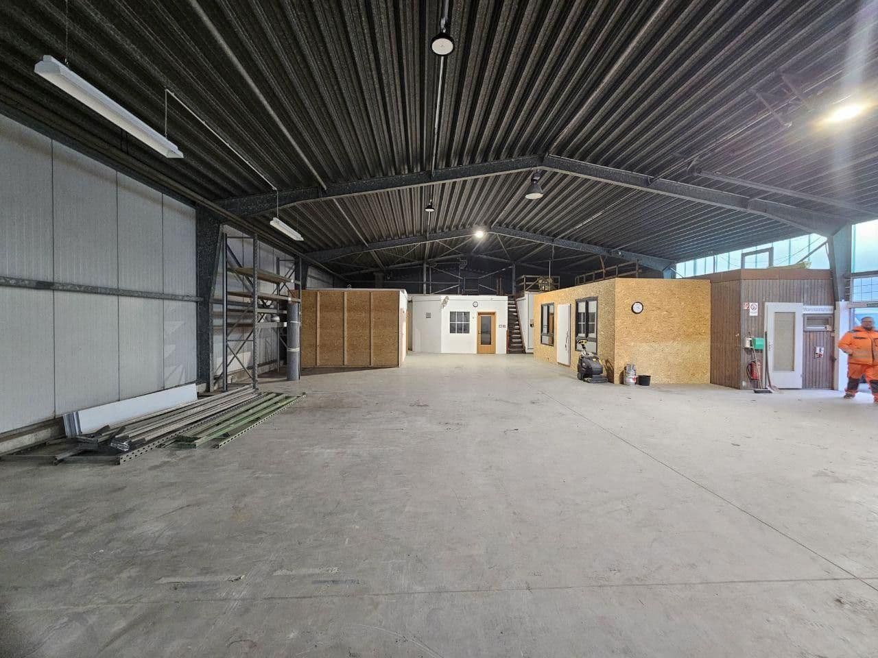 Prenájom nebytového priestoru 4.000 m², Tostedt, Dolné Sasko Prenájom nebytového priestoru 4.000 m², Tostedt, Dolné Sasko