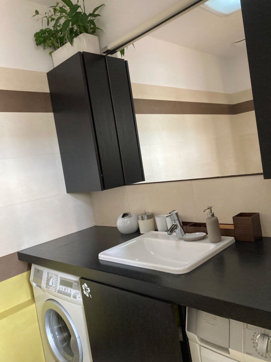 Prenájom bytu 2-izbový 56 m², U Náměstí, Dolní Břežany, Středočeský kraj Prenájom bytu 2-izbový 56 m², U Náměstí, Dolní Břežany, Středočeský kraj